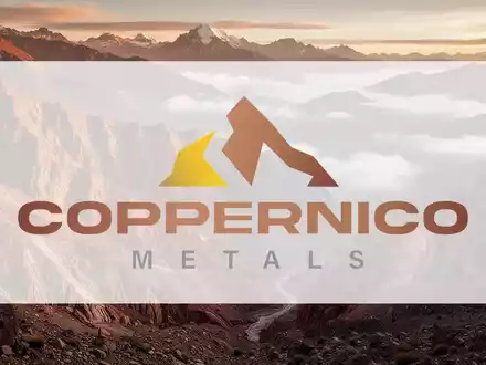 Weite Andenlandschaft mit kupferhaltigen Gesteinsformationen bei Sonnenuntergang als Symbol für den Bergbausektor. - Foto: über boerse-global.de