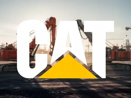 Schwere Baumaschinen auf einer sonnendurchfluteten Großbaustelle als Symbol für die Bauindustrie. - Foto: über boerse-global.de