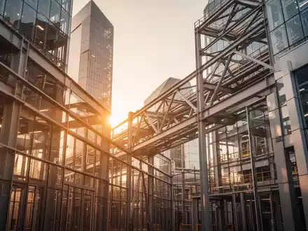 Abstrakte Darstellung von industriellem Wachstum und wirtschaftlichem Erfolg durch moderne Architektur in goldenem Licht - Foto: über boerse-global.de