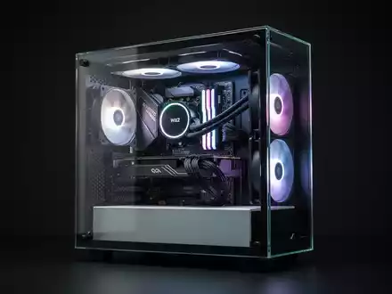Schlanker, minimalistischer Gaming-PC mit Glas-Seitenteil und unsichtbaren Kabeln, beleuchtet durch dezentes RGB-Licht. - Foto: über boerse-global.de