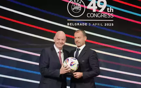 Infantino (l) und Ceferin liegen wegen des Investorendeals im Clinch. (Archivbild) - Foto: Darko Vojinovic/AP/dpa