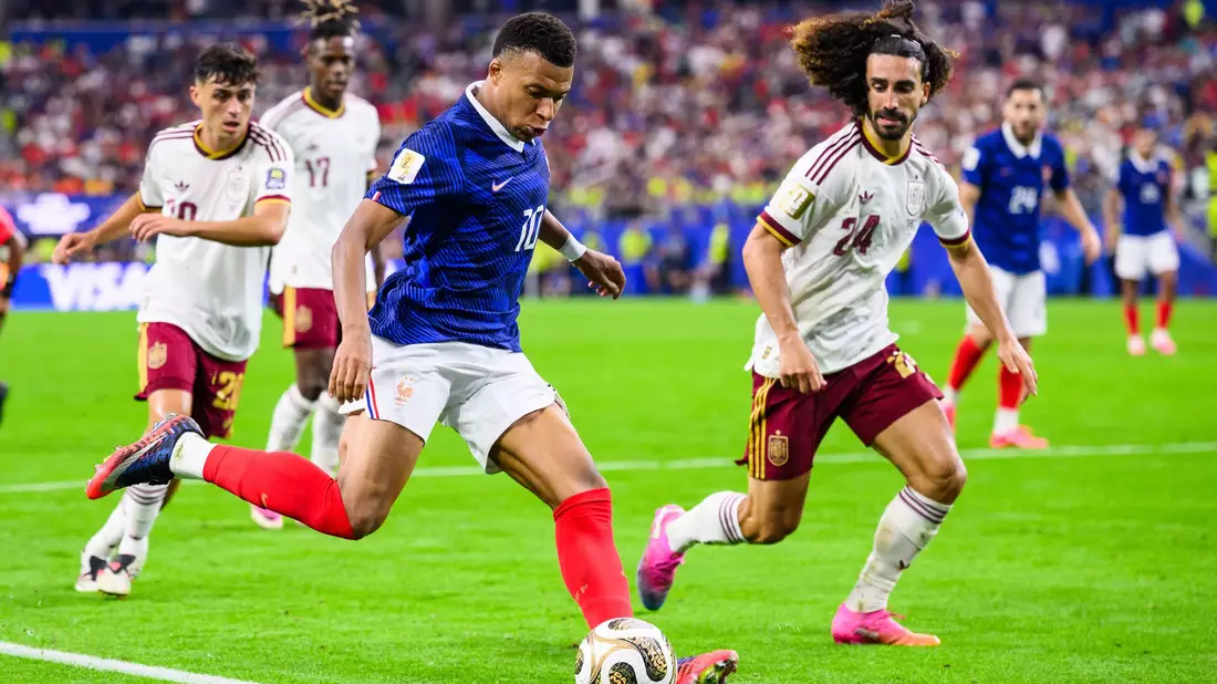 Bei einem Boykott müsste die WM ohne Frankreichs Mbappé (l) und Spaniens Weltmeister Cucurella steigen. (Archivbild) - Bild: Tom Weller/dpa