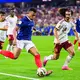 Bei einem Boykott müsste die WM ohne Frankreichs Mbappé (l) und Spaniens Weltmeister Cucurella steigen. (Archivbild) - Bild: Tom Weller/dpa