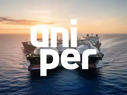 Ein großes LNG-Tankschiff auf dem offenen Meer bei Sonnenuntergang als Symbol für den globalen Energiehandel. - Foto: über boerse-global.de