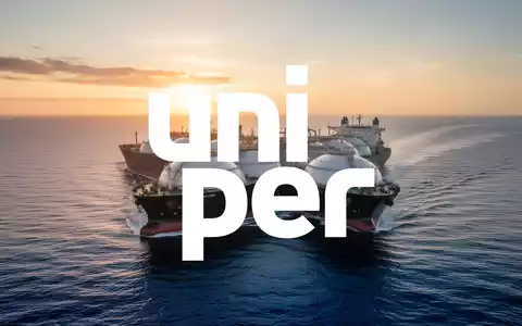 Ein großes LNG-Tankschiff auf dem offenen Meer bei Sonnenuntergang als Symbol für den globalen Energiehandel. - Foto: über boerse-global.de