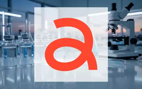 Moderne, sterile Laborumgebung mit wissenschaftlichen Geräten und Glasphiolen als Symbol für biotechnologische Forschung. - Foto: über boerse-global.de