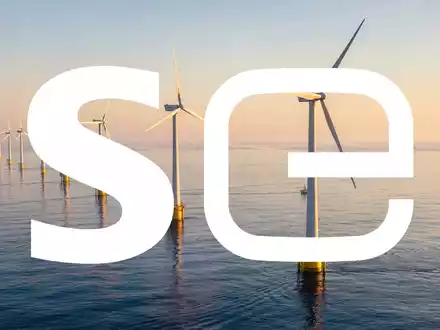 Moderne Windkraftanlagen auf dem Meer bei Sonnenaufgang als Symbol für den Energiesektor. - Foto: über boerse-global.de