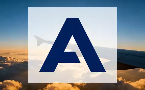 Ein moderner Verkehrsflugzeugflügel über den Wolken bei Sonnenaufgang, der für Wachstum in der Luftfahrtindustrie steht. - Foto: über boerse-global.de