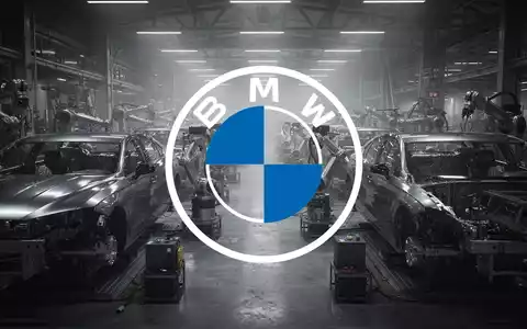 Moderne, dunkle Automobilfertigungsanlage mit dramatischer Beleuchtung, die eine angespannte Marktstimmung symbolisiert. - Foto: über boerse-global.de