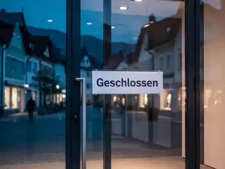 Geschlossene Ladentür eines Geschäfts in einer bayerischen Stadt während der Dämmerung. - Foto: über boerse-global.de
