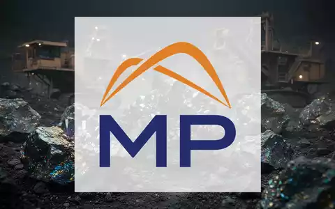 Abstrakte Darstellung von Seltenerdmineralien und industrieller Rohstoffgewinnung in stimmungsvollem Licht. - Foto: über boerse-global.de