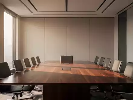 Abstrakte Darstellung einer strategischen Unternehmensumstrukturierung in einem modernen Konferenzraum. - Foto: über boerse-global.de