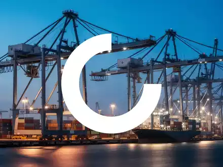 Moderne Industriekräne in einem Hafen bei Dämmerung als Symbol für Wachstum und Logistik - Foto: über boerse-global.de
