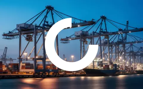 Moderne Industriekräne in einem Hafen bei Dämmerung als Symbol für Wachstum und Logistik - Foto: über boerse-global.de