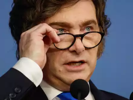 Argentiniens Präsident Javier Milei will mit einem Dekret gegen Ausländer vorgehen, die «Hassbotschaften» gegen das südamerikanische Land verbreiten. (Archivbild) - Foto: Kena Betancur/AP/dpa