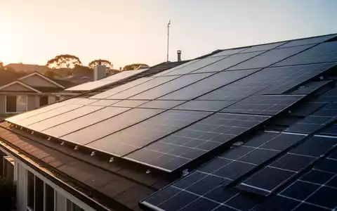 Moderne Photovoltaikanlage auf einem Hausdach bei Sonnenuntergang als Symbol für die EEG-Novelle. - Foto: über boerse-global.de