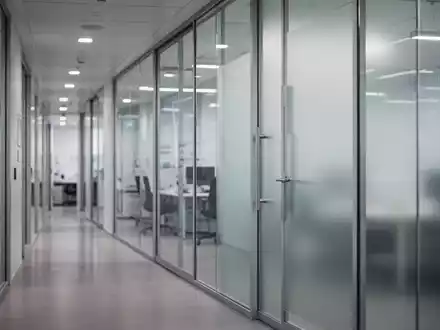 Moderner Flur eines Forschungsinstituts mit Glasarchitektur und minimalistischem Design. - Foto: über boerse-global.de