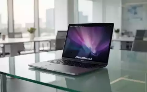 Ein aufgeklapptes MacBook Pro auf einem modernen Schreibtisch in einer hellen Büroumgebung. - Foto: über boerse-global.de