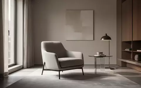 Ein minimalistisch eingerichtetes Wohnzimmer mit einem leeren Sessel in gedämpftem, natürlichem Licht. - Foto: über boerse-global.de