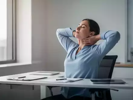 Eine Person führt im modernen Büro eine Nackenübung zur Linderung von Verspannungen durch. - Foto: über boerse-global.de