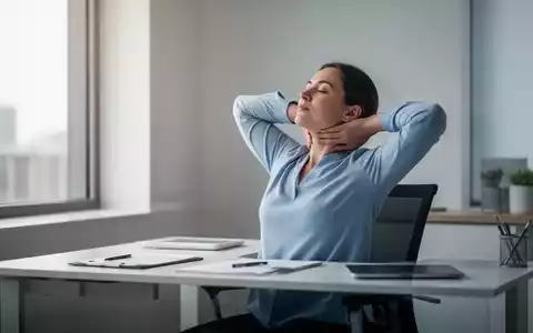 Eine Person führt im modernen Büro eine Nackenübung zur Linderung von Verspannungen durch. - Foto: über boerse-global.de