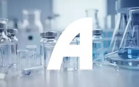 Moderne biopharmazeutische Laborumgebung mit wissenschaftlicher Ausrüstung und Fokus auf medizinische Innovation. - Foto: über boerse-global.de