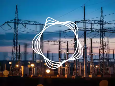 Moderne Strominfrastruktur bei Dämmerung als Symbol für regulierte Versorgungsunternehmen und stabile Erträge. - Foto: über boerse-global.de