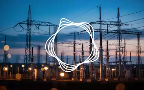 Moderne Strominfrastruktur bei Dämmerung als Symbol für regulierte Versorgungsunternehmen und stabile Erträge. - Foto: über boerse-global.de