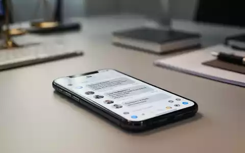 Ein Smartphone mit einer Messaging-App auf einem Schreibtisch, symbolisiert Datenschutz und digitale Kommunikation. - Foto: über boerse-global.de