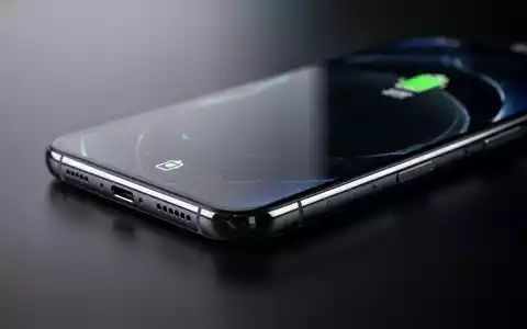 Modernes Smartphone auf einer dunklen Oberfläche mit Fokus auf das Akkumanagement und technische Langlebigkeit. - Foto: über boerse-global.de