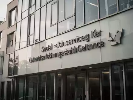 Modernes Bürogebäude einer sozialen Einrichtung in Deutschland vor blauem Himmel. - Foto: über boerse-global.de