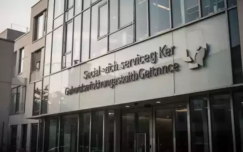 Modernes Bürogebäude einer sozialen Einrichtung in Deutschland vor blauem Himmel. - Foto: über boerse-global.de
