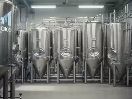 Moderne Brauerei-Anlage mit Edelstahltanks in einer professionellen Industrieumgebung. - Foto: über boerse-global.de