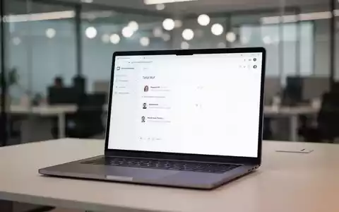 Ein modernes Laptop zeigt eine professionelle E-Mail-Anwendung in einem hellen Büro. - Foto: über boerse-global.de