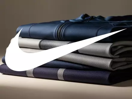 Hochwertige Stoffe in eleganten Lagen mit weicher Beleuchtung in einem minimalistischen Studio-Ambiente - Foto: über boerse-global.de