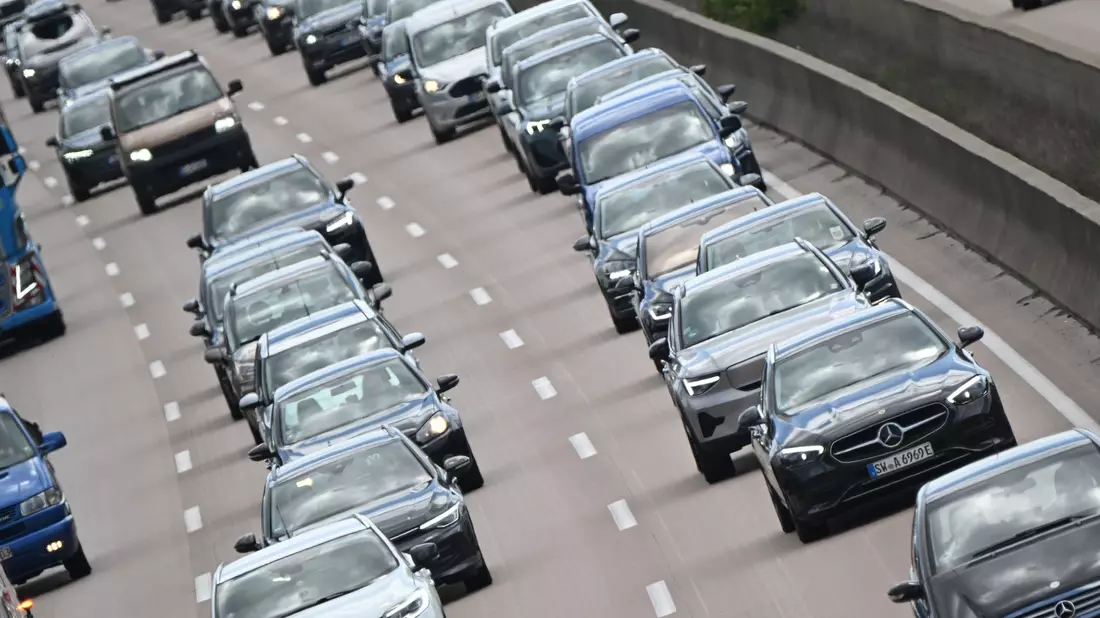 Die Automobilclubs rechnen mit Staus auf Autobahnen in den nächsten Tagen. (Archivbild) - Bild: Julian Stratenschulte/dpa