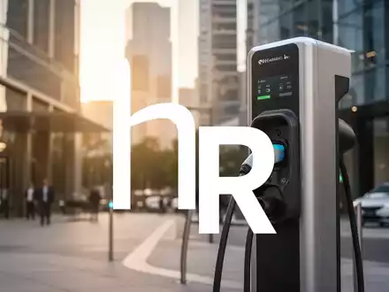 Moderne Schnellladestation für Elektrofahrzeuge vor einem urbanen Gewerbegebäude. - Foto: über boerse-global.de