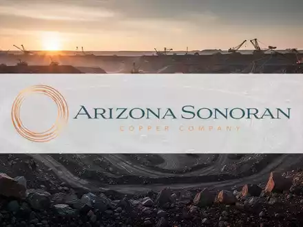Weitläufige, raue Bergbaulandschaft bei Sonnenaufgang mit mineralhaltigen Gesteinsschichten. - Foto: über boerse-global.de