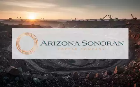 Weitläufige, raue Bergbaulandschaft bei Sonnenaufgang mit mineralhaltigen Gesteinsschichten. - Foto: über boerse-global.de