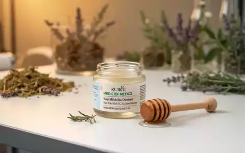 Eine Dose mit Bienengift-Salbe neben einem Honiglöffel auf einem medizinischen Behandlungstisch. - Foto: über boerse-global.de