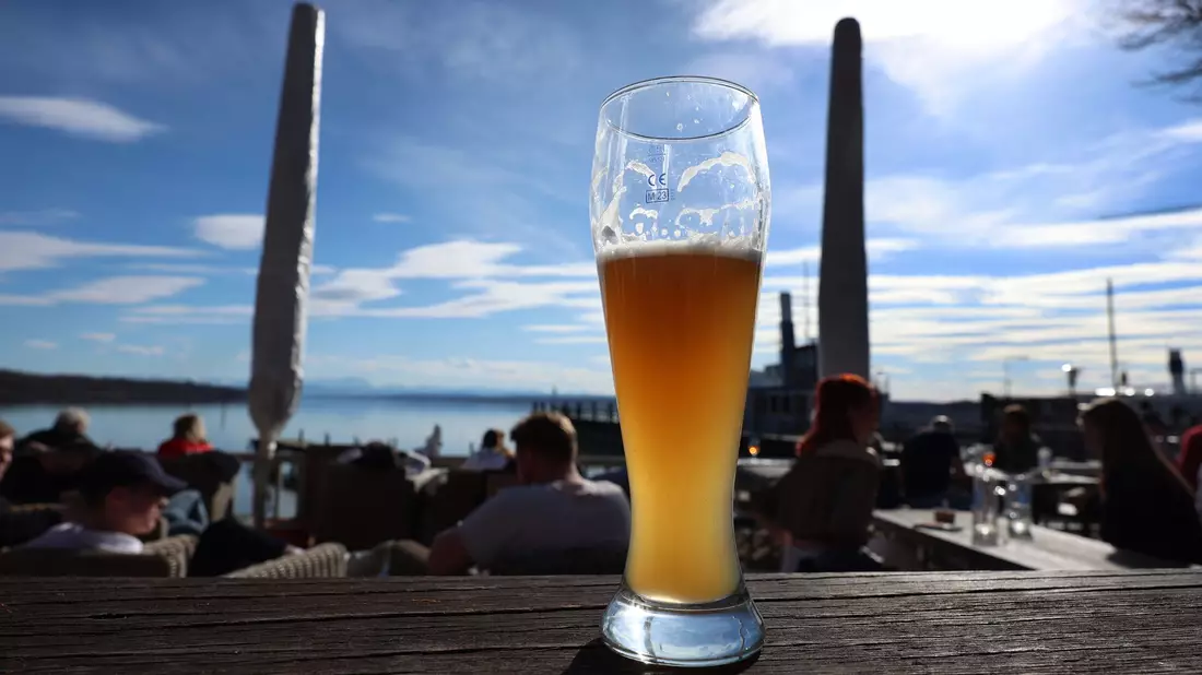 Mit oder ohne Alkohol? Weizenbier schmeckt vielen Menschen in beiden Varianten. (Archivbild) - Bild: Karl-Josef Hildenbrand/dpa