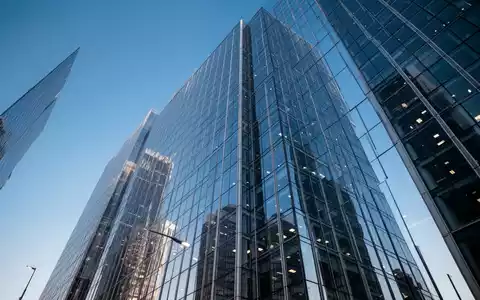 Moderne Glas-Hochhäuser vor blauem Himmel als Symbol für Immobilieninvestitionen und Finanzmärkte. - Foto: über boerse-global.de