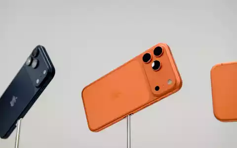Die iPhone-17-Modellreihe half Apple, zum Smartphone-Spitzenreiter zu werden. (Archivbild) - Foto: Andrej Sokolow/dpa/dpa-tmn