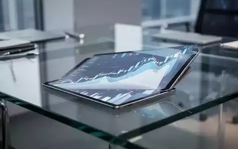 Abstrakte Finanzgrafik auf einem Tablet in einem modernen Bürokontext, die Marktwachstum symbolisiert. - Foto: über boerse-global.de