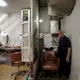 Abboud arbeitet wie viele Schneider oder Uhrmacher im Land bis ins hohe Alter weiter. - Bild: Marwan Naamani/dpa