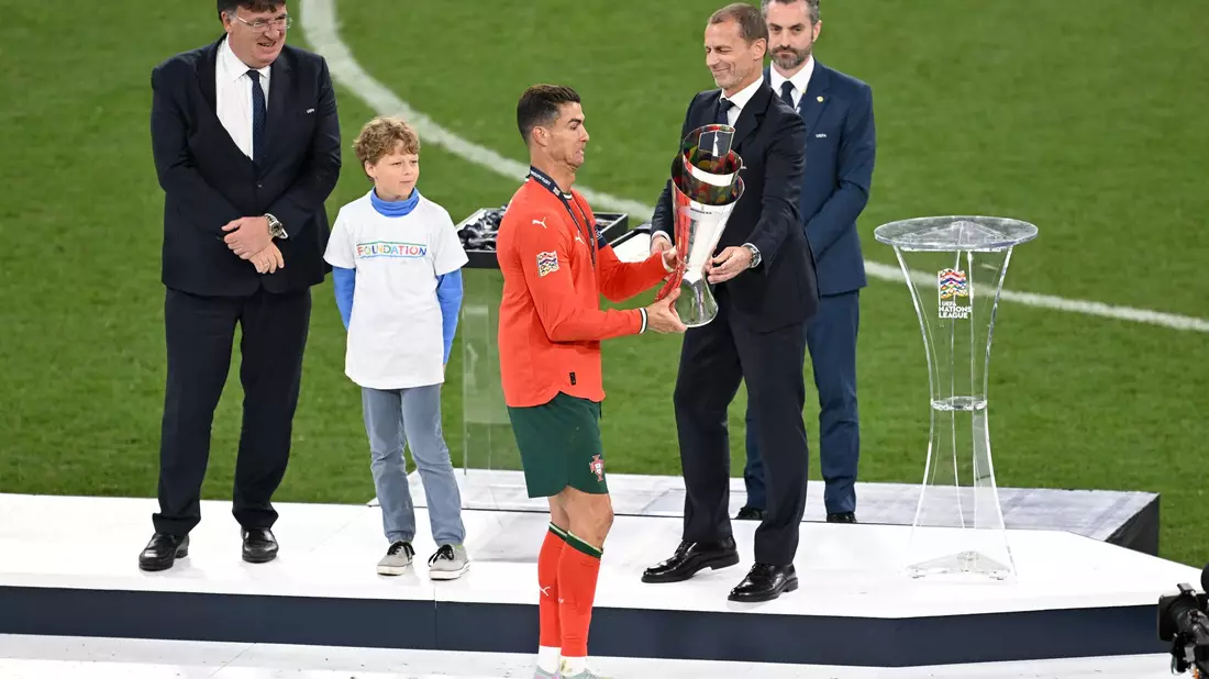 Ceferin überreicht Ronaldo die Nations-League-Trophäe. (Archivbild) - Bild: Sven Hoppe/dpa
