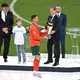 Ceferin überreicht Ronaldo die Nations-League-Trophäe. (Archivbild) - Bild: Sven Hoppe/dpa