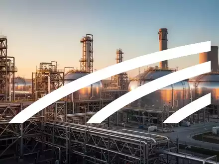 Industrielle Flüssigerdgas-Anlage bei Sonnenuntergang mit Stahltanks und Infrastruktur. - Foto: über boerse-global.de