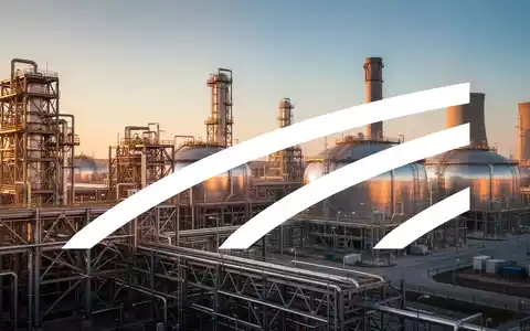 Industrielle Flüssigerdgas-Anlage bei Sonnenuntergang mit Stahltanks und Infrastruktur. - Foto: über boerse-global.de