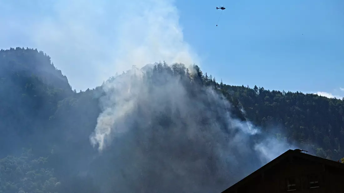 Auch heute sollen wieder Löschhubschrauber zum Einsatz kommen.  - Bild: Uwe Lein/dpa